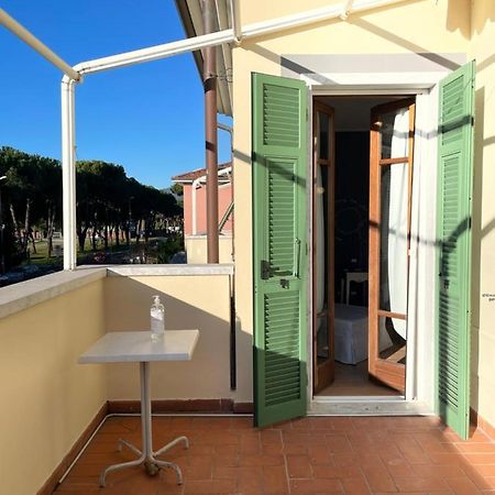 Elegante Camera Matrimoniale Con Balcone A 500 Mt Dal Mare Marina Di Carrara Extérieur photo