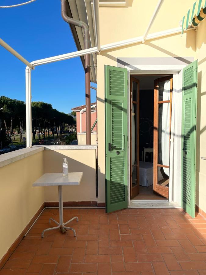 Elegante Camera Matrimoniale Con Balcone A 500 Mt Dal Mare Marina Di Carrara Extérieur photo